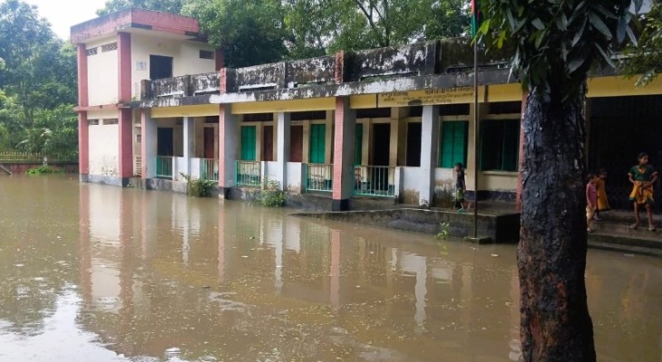 জলাবদ্ধতায় বিপর্যস্ত চান্দপুর হাজীবাড়ি প্রাথমিক বিদ্যালয়: ৯ বছর ধরে নেই প্রধান শিক্ষক